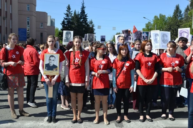 Участники шествия "Бессмертный полк". Барнаул, 9 мая 2015 год.