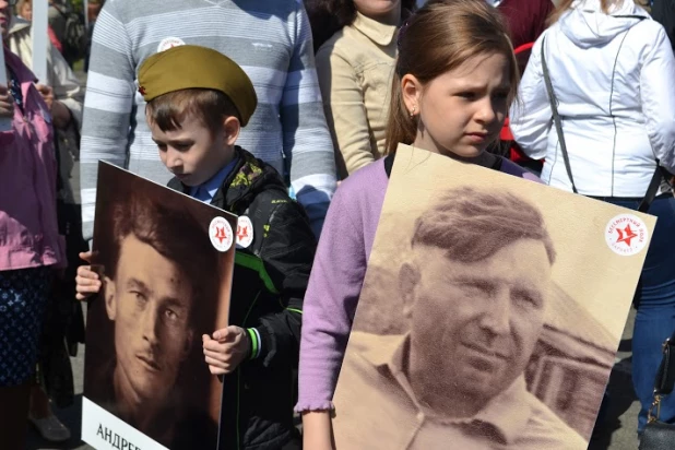 Участники шествия "Бессмертный полк". Барнаул, 9 мая 2015 год.