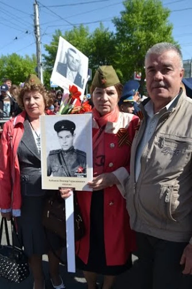 Участники шествия "Бессмертный полк". Барнаул, 9 мая 2015 год.