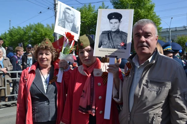 Участники шествия "Бессмертный полк". Барнаул, 9 мая 2015 год.