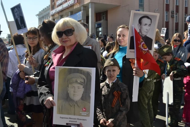 Участники шествия "Бессмертный полк". Барнаул, 9 мая 2015 год.