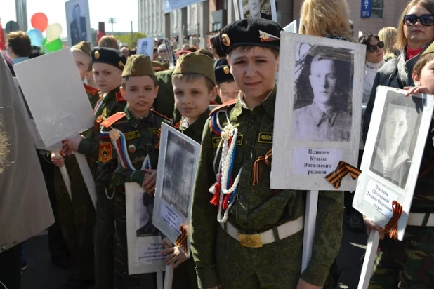 Участники шествия "Бессмертный полк". Барнаул, 9 мая 2015 год.