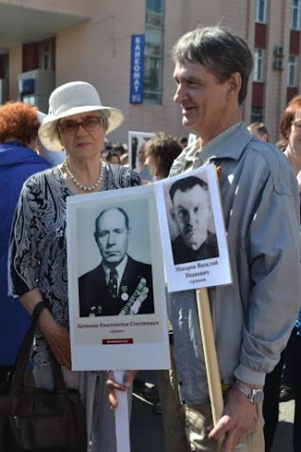 Участники шествия "Бессмертный полк". Барнаул, 9 мая 2015 год.