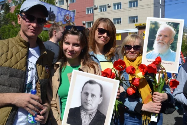 Участники шествия "Бессмертный полк". Барнаул, 9 мая 2015 год.