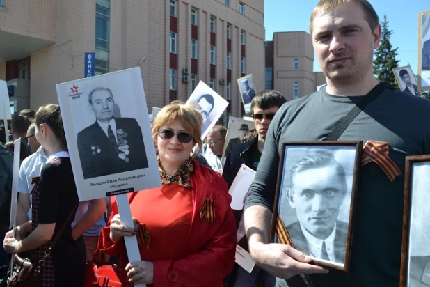 Участники шествия "Бессмертный полк". Барнаул, 9 мая 2015 год.