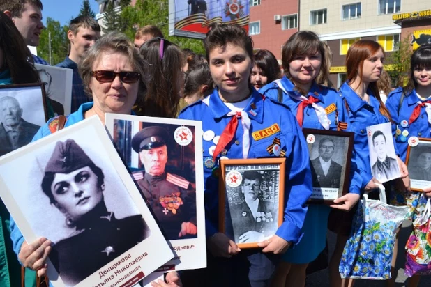 Участники шествия "Бессмертный полк". Барнаул, 9 мая 2015 год.