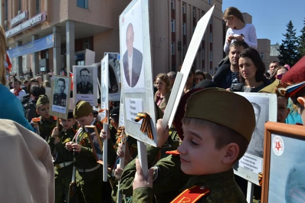 Участники шествия "Бессмертный полк". Барнаул, 9 мая 2015 год.