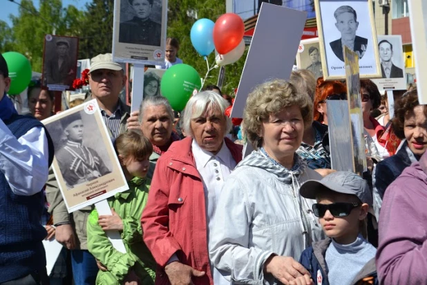 Участники шествия "Бессмертный полк". Барнаул, 9 мая 2015 год.