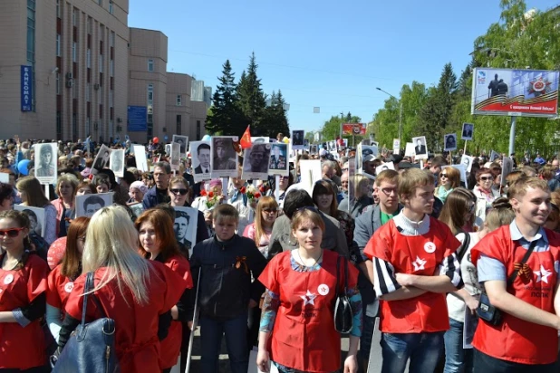 Участники шествия "Бессмертный полк". Барнаул, 9 мая 2015 год.