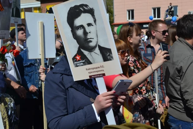 Участники шествия "Бессмертный полк". Барнаул, 9 мая 2015 год.