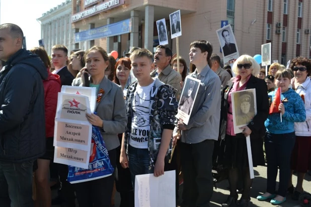 Участники шествия "Бессмертный полк". Барнаул, 9 мая 2015 год.