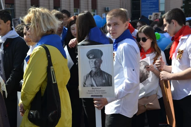 Участники шествия "Бессмертный полк". Барнаул, 9 мая 2015 год.