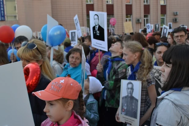 Участники шествия "Бессмертный полк". Барнаул, 9 мая 2015 год.