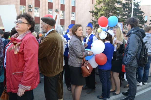 Участники шествия "Бессмертный полк". Барнаул, 9 мая 2015 год.