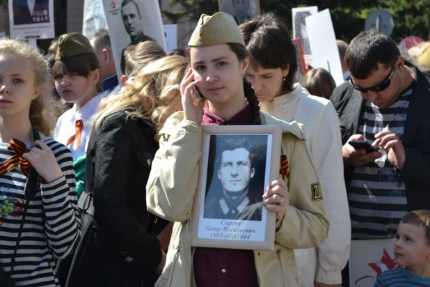 Участники шествия "Бессмертный полк". Барнаул, 9 мая 2015 год.