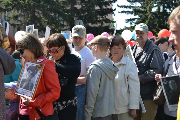 Участники шествия "Бессмертный полк". Барнаул, 9 мая 2015 год.