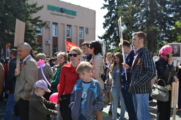 Участники шествия "Бессмертный полк". Барнаул, 9 мая 2015 год.