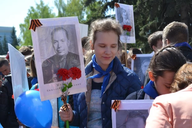 Участники шествия "Бессмертный полк". Барнаул, 9 мая 2015 год.