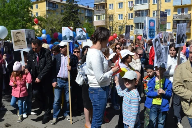 Участники шествия "Бессмертный полк". Барнаул, 9 мая 2015 год.