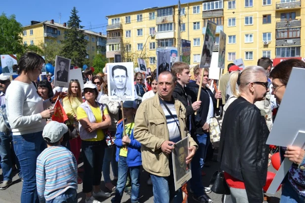 Участники шествия "Бессмертный полк". Барнаул, 9 мая 2015 год.