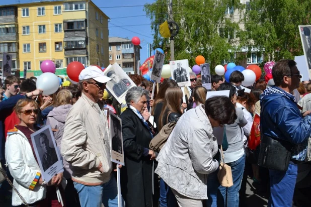 Участники шествия "Бессмертный полк". Барнаул, 9 мая 2015 год.