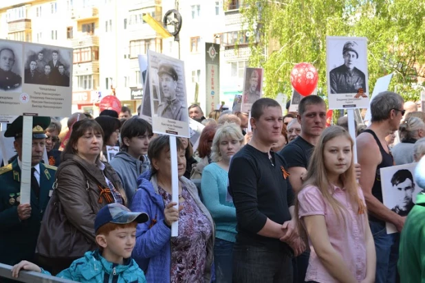 Участники шествия "Бессмертный полк". Барнаул, 9 мая 2015 год.