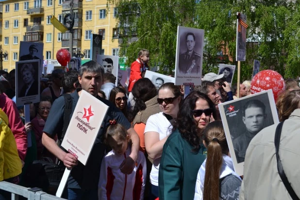 Участники шествия "Бессмертный полк". Барнаул, 9 мая 2015 год.