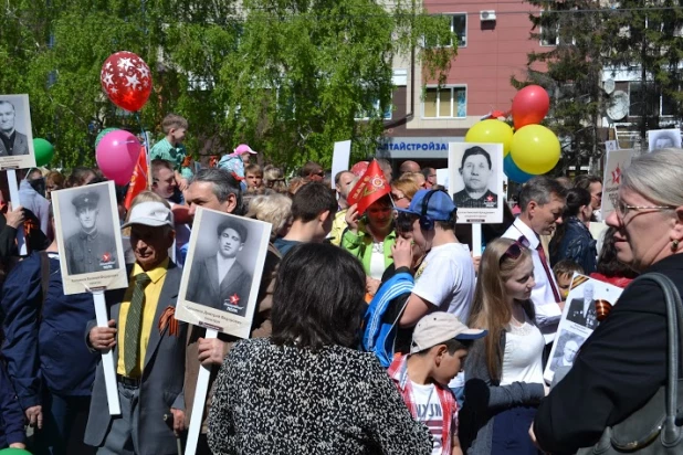 Участники шествия "Бессмертный полк". Барнаул, 9 мая 2015 год.