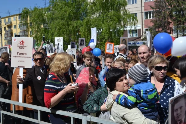 Участники шествия "Бессмертный полк". Барнаул, 9 мая 2015 год.