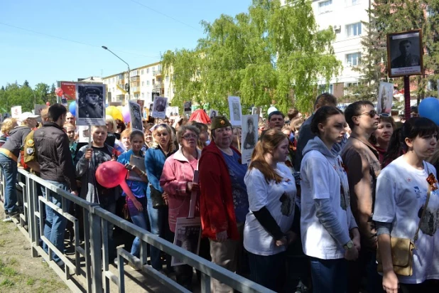 Участники шествия "Бессмертный полк". Барнаул, 9 мая 2015 год.