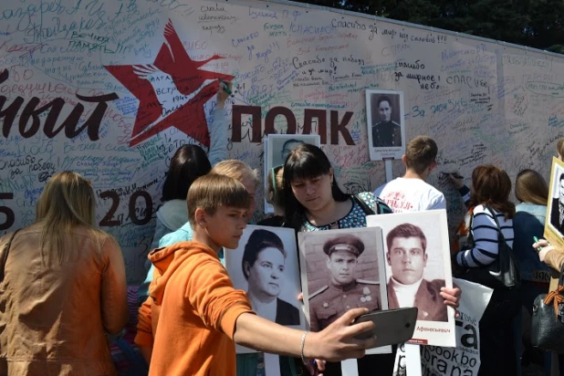 Участники шествия "Бессмертный полк". Барнаул, 9 мая 2015 год.