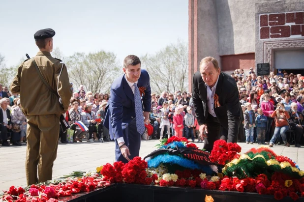 Представители "Алтай-Кокса" возлагают цветы и венки к Вечному огню.