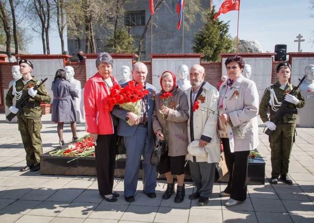 Участие ветеранов "Алтай-Кокса" в митинге в честь 70-летия Победы.