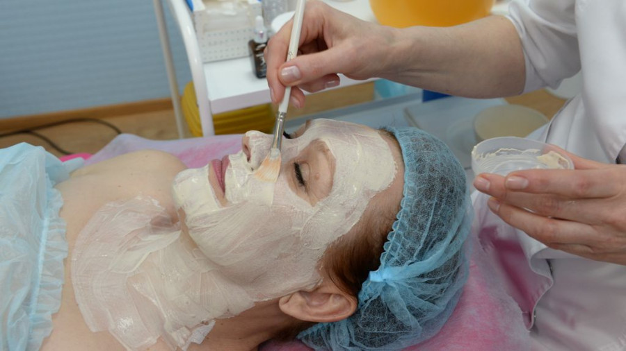 Программа включает в себя пилинг, нанесение маски и моделирующий массаж кожи лица и шеи.