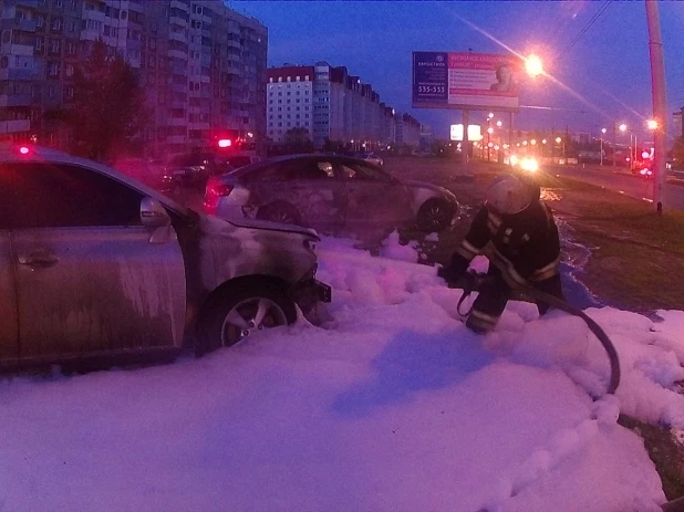 В Барнауле горели две иномарки.