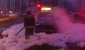 В Барнауле горели две иномарки.