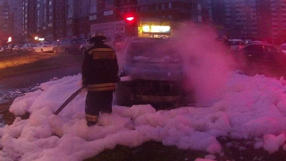 В Барнауле горели две иномарки.