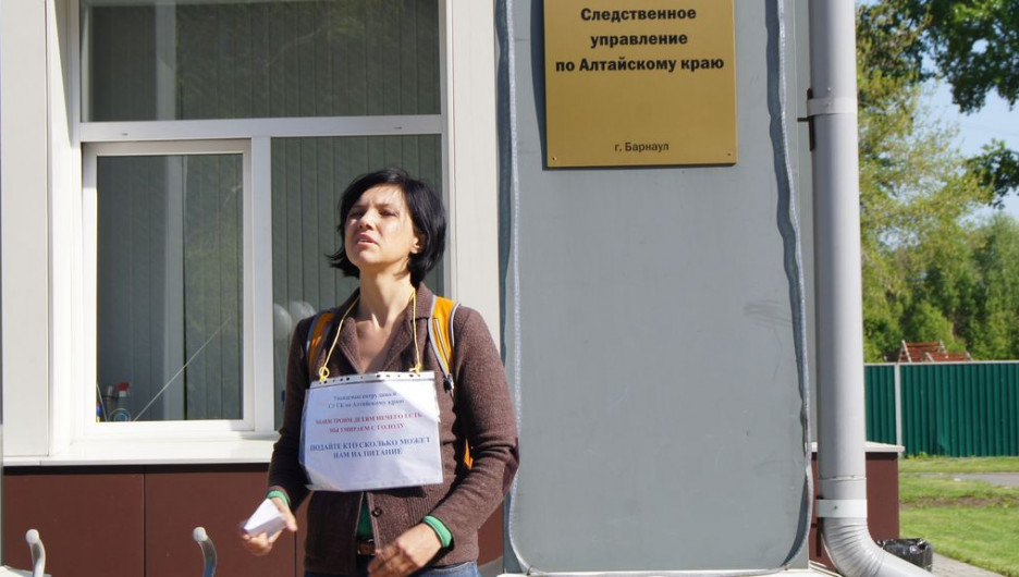 Жительница Барнаула просила милостыню у входа в СУСК по Алтайскому краю.
