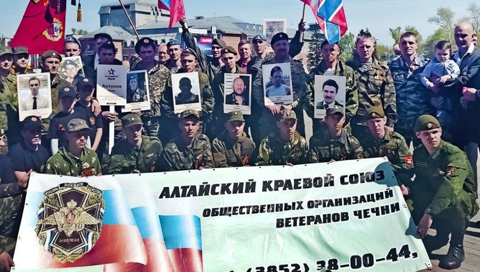 В Барнауле прошел марш в честь погибших ополченцев.