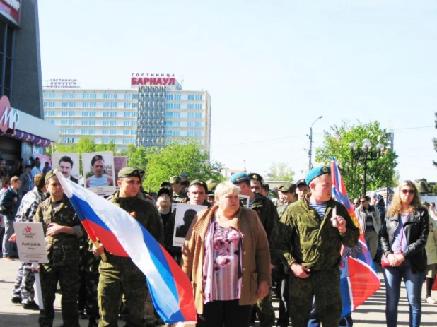 В Барнауле прошел марш в честь погибших ополченцев.