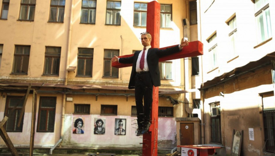 В Риге установили фигуру распятой на кресте куклы, напоминающей президента России Владимира Путина.