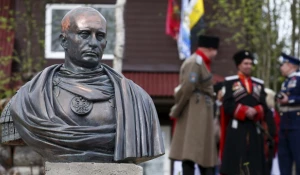 Под Питером казаки установили памятник Путину.