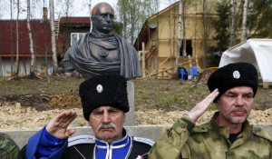 Под Питером казаки установили памятник Путину.