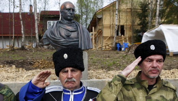 Под Питером казаки установили памятник Путину.