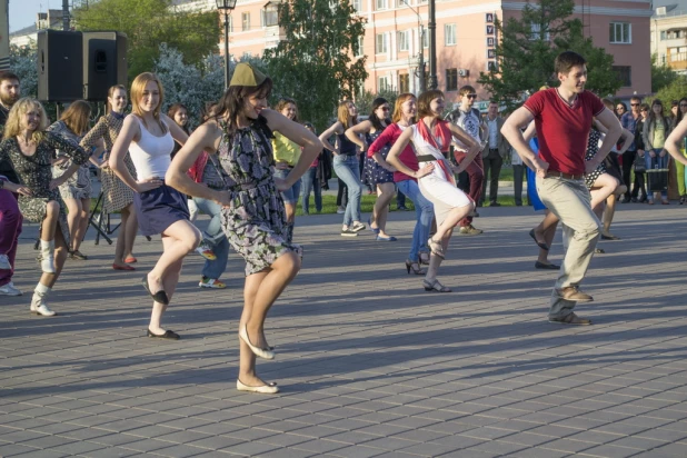 Официальное открытие "Музейной ночи" в Барнауле прошло возле строящегося художественного музея.