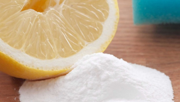 Удалить неприглядные пятна в подмышках можно с помощью лимонного сока или пищевой соды.