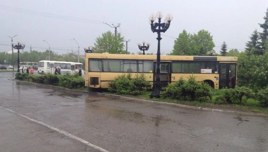 Автобус оказался на газоне около Речного вокзала.