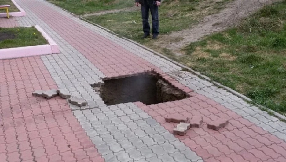 Жительница Красноярска провалилась в яму с кипятком