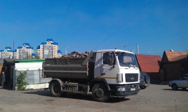 В Барнауле ликвидируют точки несанкционированной торговли.