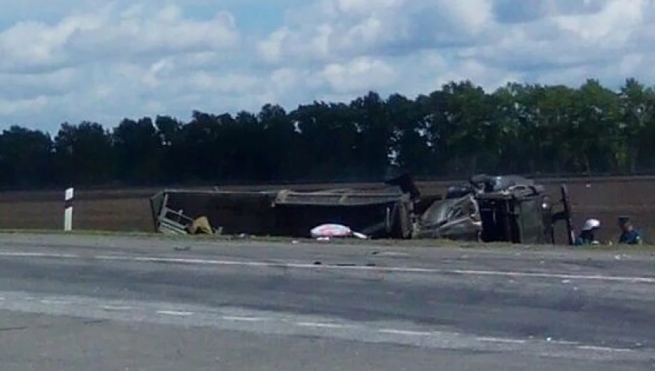 На Алтае в ДТП с "Тойотой" погиб водитель КамАЗа